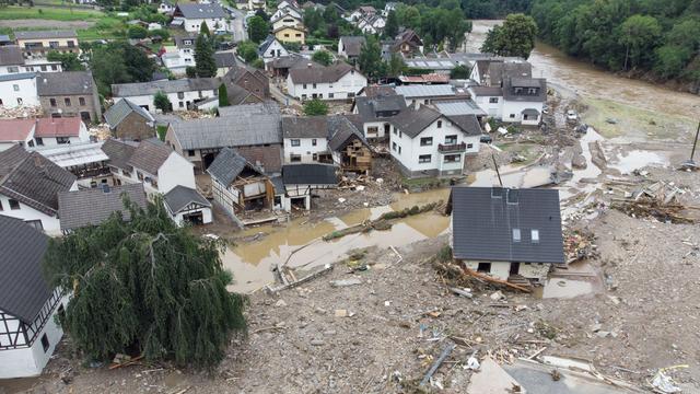 Zerstörte Häuser und von Schlamm und Wasser bedeckte Straßen am Tag nach der Flutkatastrophe im Ahrtal