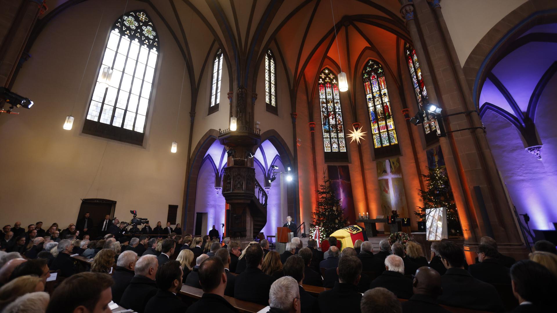 Blick von hinten in die vollbesetzte Kirche. Der Sarg Schäubles ist beleuchtet. Blick von hinten in die vollbesetzte Kirche. Der Sarg Schäubles ist beleuchtet.