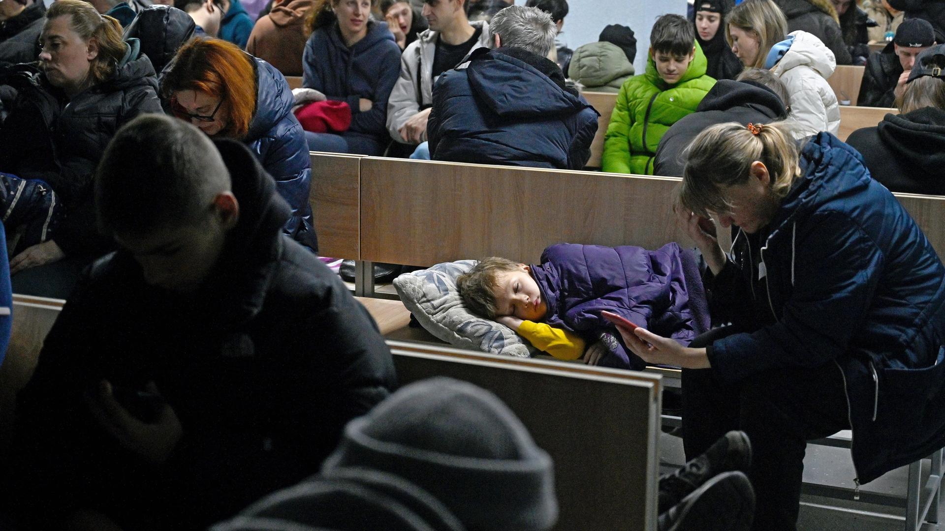 Menschen suchen Zuflucht vor den Angriffen in einem Bunker.