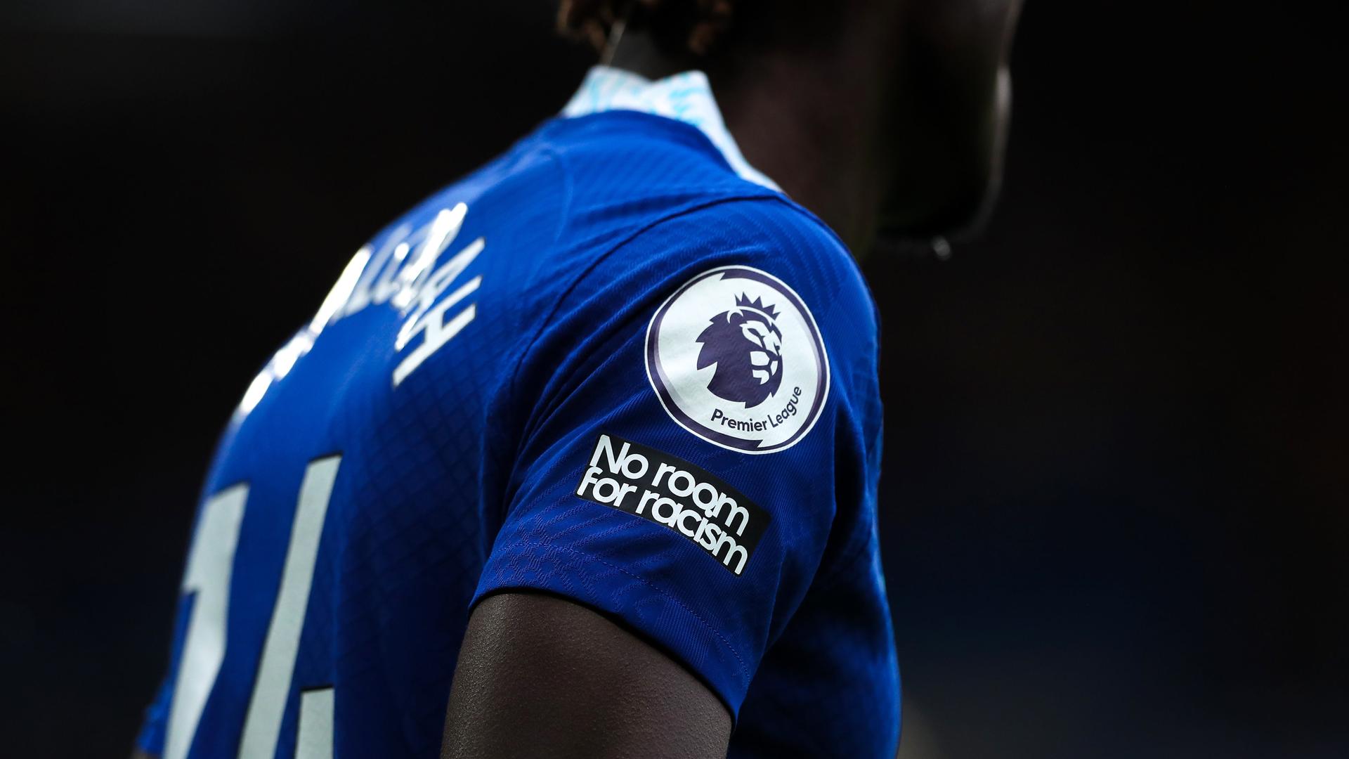 Ein Spieler der Premier League in Großbritannien, der auf seinem Trikot einen Aufnäher mit der Aufschrift "No room for racism" trägt
