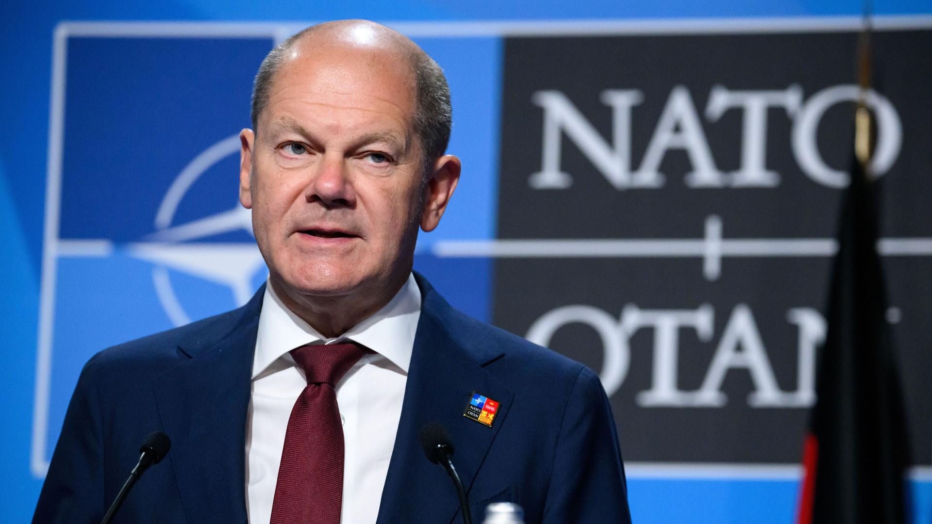 Bundeskanzler Olaf Scholz (SPD) äußert sich bei einer Pressekonferenz zum Abschluss des Nato-Gipfels in Madrid. Hinter ihm das NATO-Logo. Bundeskanzler Olaf Scholz (SPD) äußert sich bei einer Pressekonferenz zum Abschluss des Nato-Gipfels in Madrid. Hinter ihm das NATO-Logo.