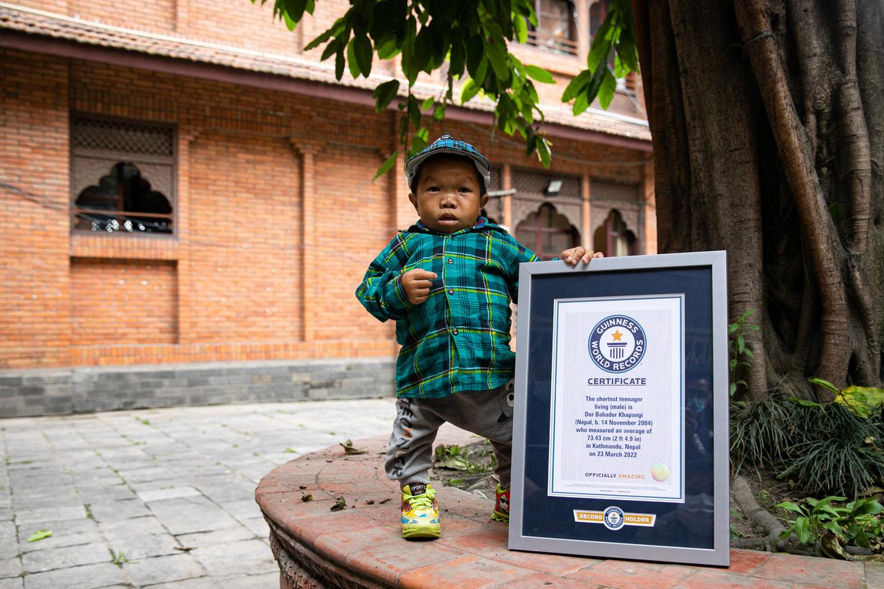 Der 18-jährige Nepalese Dor Bahadur Khapangi kam als kleinster Teenager der Welt 2022 ins "Guinness World Records Buch". Er ist rund 74 Zentimeter groß. 