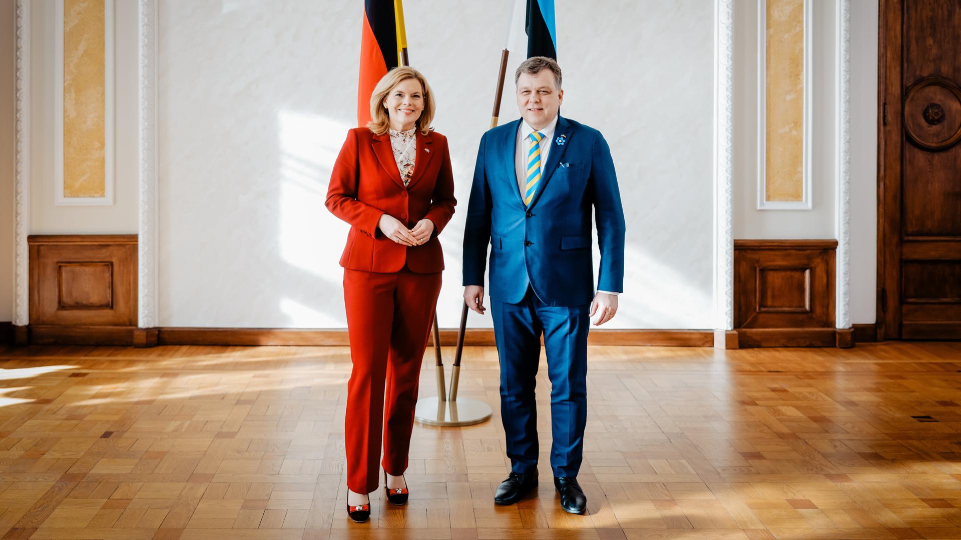 Tallinn: Julia Klöckner (l, CDU), Bundestagspräsidentin, und Lauri Hussar, Parlamentspräsident von Estland, im estnischen Parlament vor den Flaggen ihrer Länder. Tallinn: Julia Klöckner (l, CDU), Bundestagspräsidentin, und Lauri Hussar, Parlamentspräsident von Estland, im estnischen Parlament vor den Flaggen ihrer Länder.