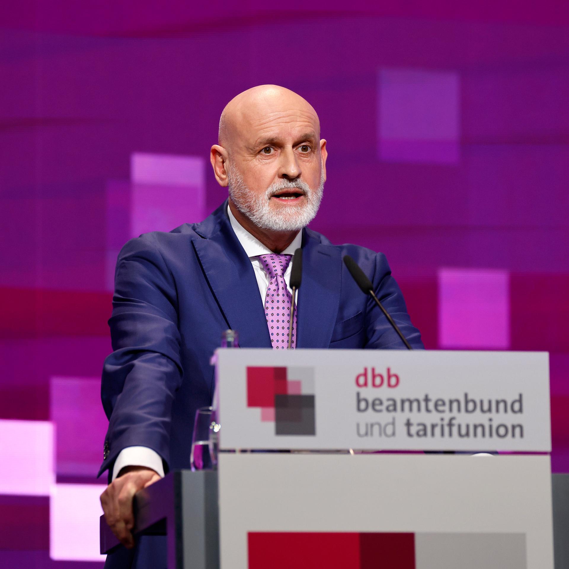 Der stellvertretende dbb-Bundesvorsitzende Volker Geyer hält eine Rede auf der Jahrestagung 2025 des dbb beamtenbund und tarifunion in der Koelnmesse. 