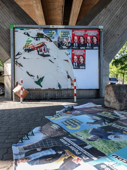 Zerstoerte Zerstörte Wahlplakate zur Europawahl 2024 in Geisweid. Europawahlkampf im Siegerland am 09.05.2024 in Siegen/Deutschland. *** Destroyed Destroyed election posters for the European elections 2024 in Geisweid European election campaign in Siegerland on 09 05 2024 in Siegen Germany