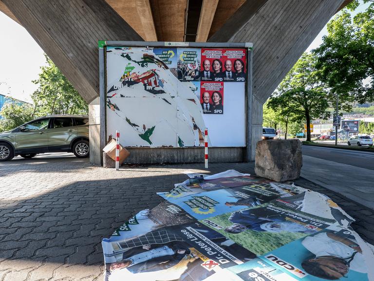 Zerstoerte Zerstörte Wahlplakate zur Europawahl 2024 in Geisweid. Europawahlkampf im Siegerland am 09.05.2024 in Siegen/Deutschland. *** Destroyed Destroyed election posters for the European elections 2024 in Geisweid European election campaign in Siegerland on 09 05 2024 in Siegen Germany