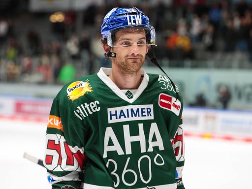 Der Eishockeyspieler Adam Johnson im Trikot der Augsburger Panther