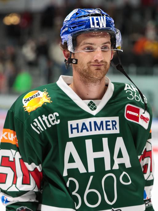 Der Eishockeyspieler Adam Johnson im Trikot der Augsburger Panther