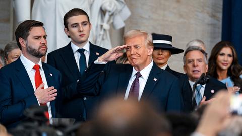 Donald Trump salutiert am Tag seiner Vereidigung als 47. US-Präsident im Kapitol in Washington. Neben ihm stehen Melania Trump, Barron Trump and Vizepräsident J. D. Vance.