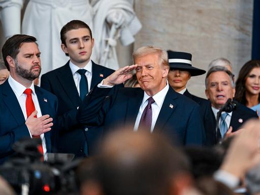 Donald Trump salutiert am Tag seiner Vereidigung als 47. US-Präsident im Kapitol in Washington. Neben ihm stehen Melania Trump, Barron Trump and Vizepräsident J. D. Vance.