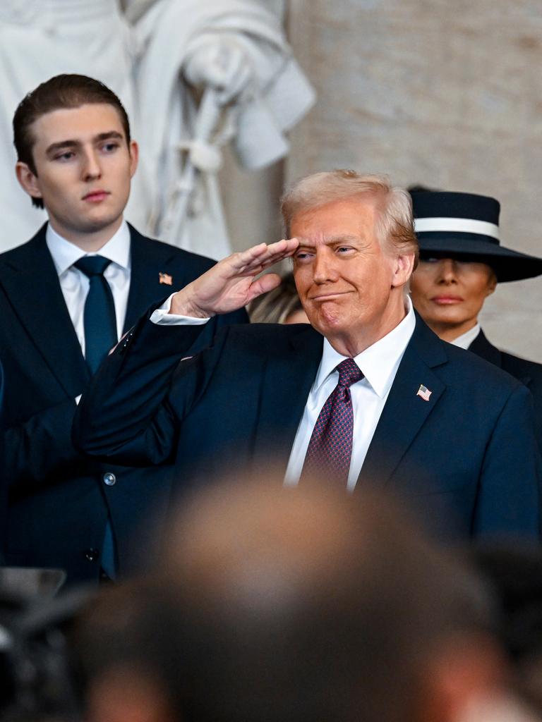 Donald Trump salutiert am Tag seiner Vereidigung als 47. US-Präsident im Kapitol in Washington. Neben ihm stehen Melania Trump, Barron Trump and Vizepräsident J. D. Vance.