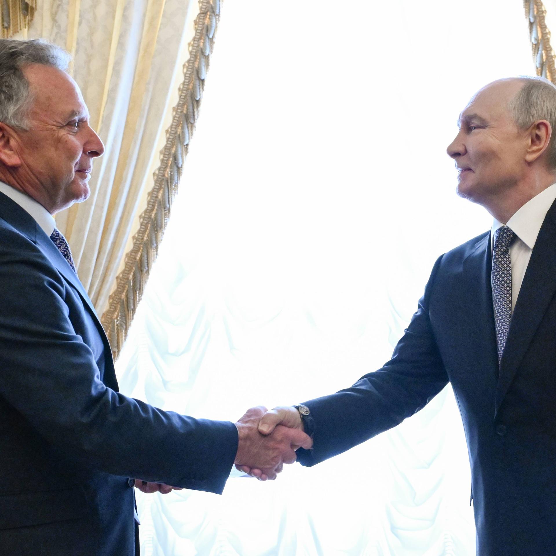 Der russische Präsident Wladimir Putin begrüßt den Sondergesandten von US-Präsident Donald Trump, Steve Witkoff, vor einem Treffen im Konstantin-Palast in Strelna, einem Vorort von St. Petersburg (Russland). 