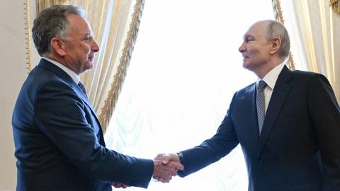 Der russische Präsident Wladimir Putin begrüßt den Sondergesandten von US-Präsident Donald Trump, Steve Witkoff, vor einem Treffen im Konstantin-Palast in Strelna, einem Vorort von St. Petersburg (Russland). 