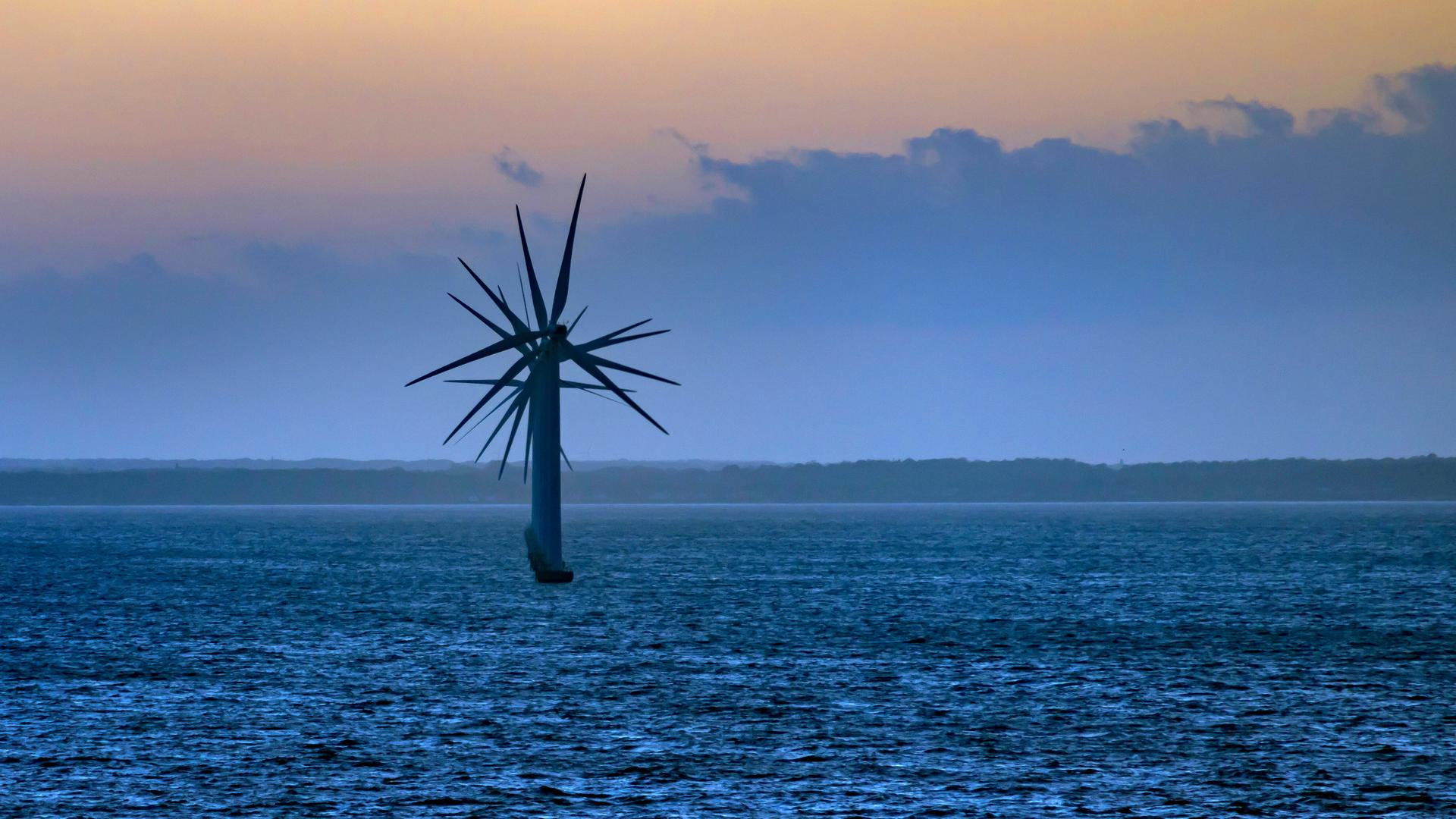 Windräder stehen hintereinander im Meer in Dänemark 