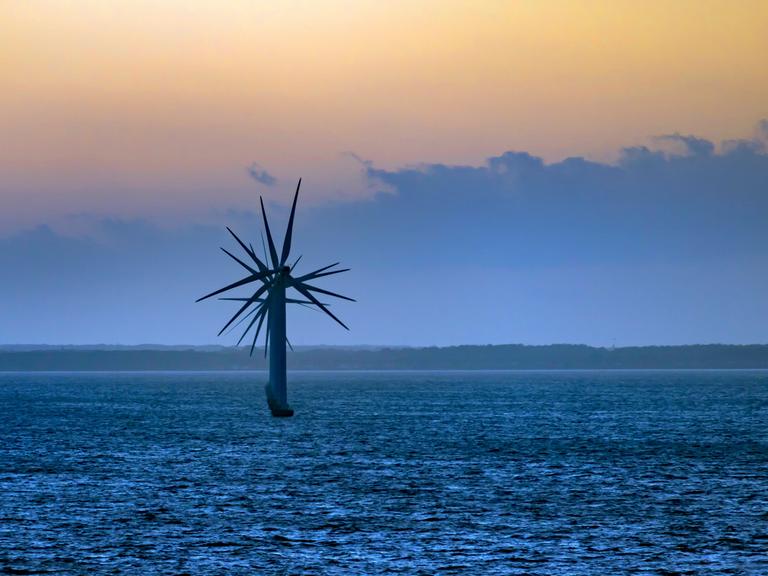 Windräder stehen hintereinander im Meer in Dänemark 