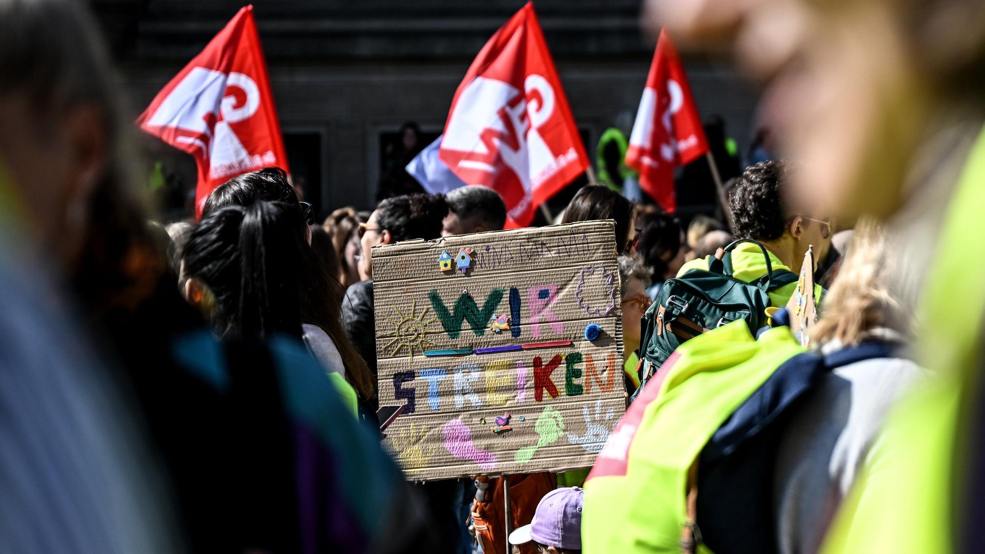 Berlin: Vor dem Berliner Abgeordnetenhaus hält ein Kind ein Schild mit der Aufschrift "Wir streiken" bei der Kundgebung streikender Kita-Erzieherinnen.