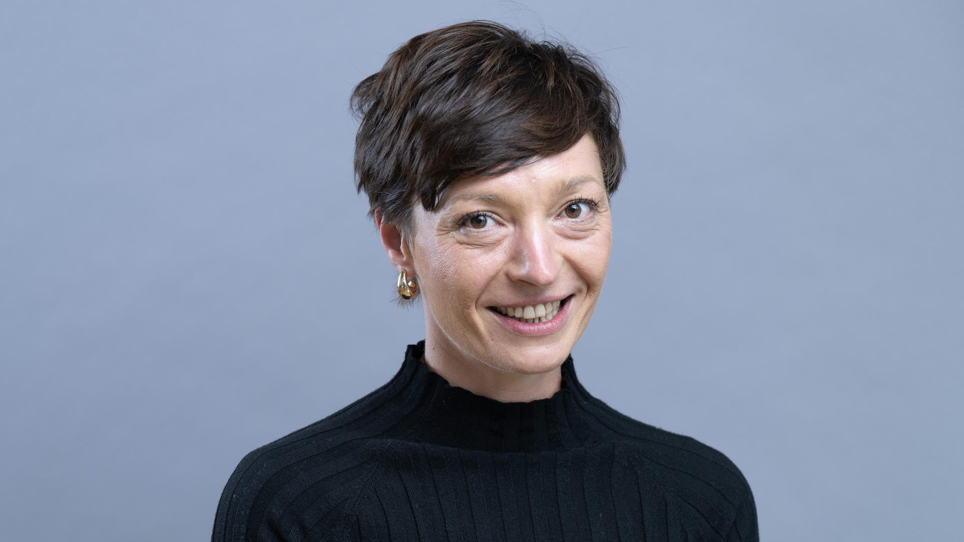 Doreen Voigt (BSW), Landtagsabgeordnete, steht im Foyer des Landtags.