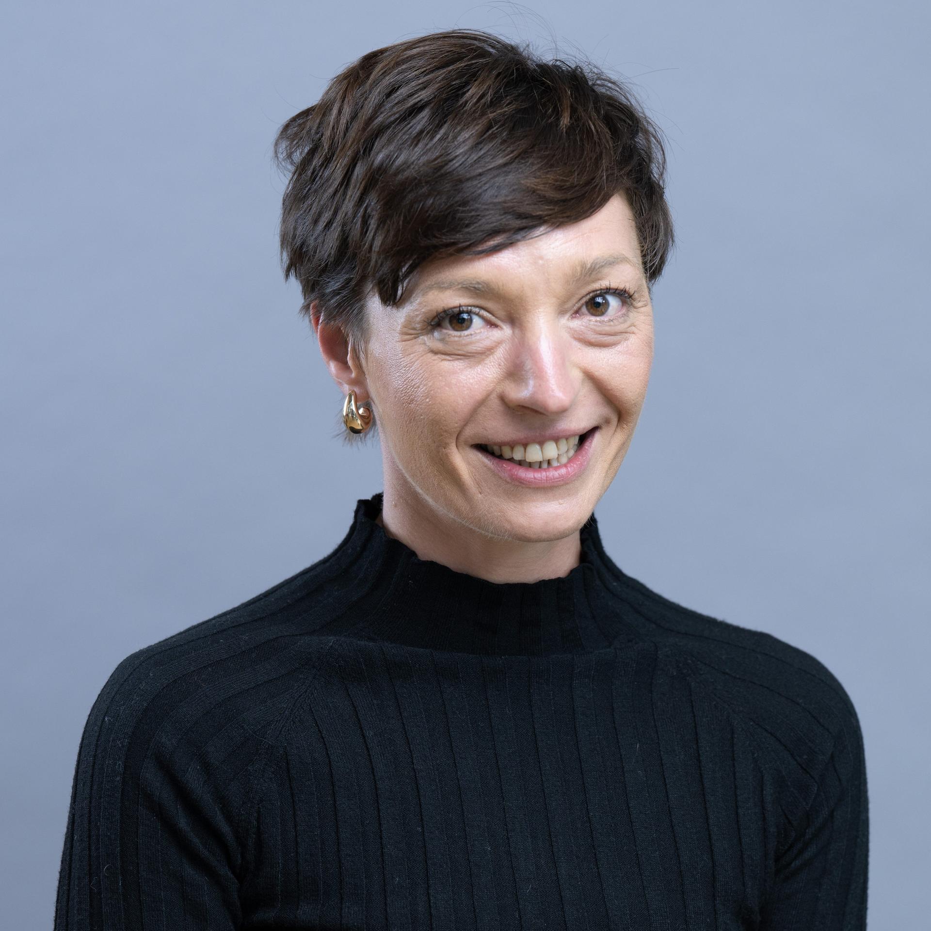 Doreen Voigt (BSW), Landtagsabgeordnete, steht im Foyer des Landtags.
