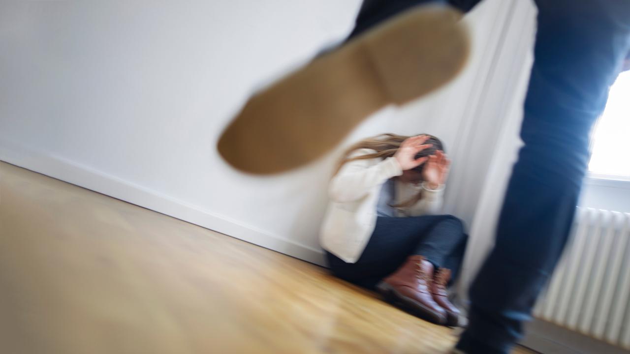 Gestellte Aufnahme zum Thema Beziehungstat: Eine Frau wird von einem Mann getreten. Berlin, 08.01.2018. Copyright: Thomas Trutschel/ picture alliance/photothek || Modellfreigabe vorhanden