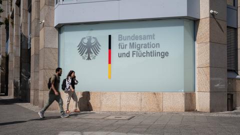 Außenansicht der Berliner Aussenstelle des Bundesamtes für Migration und Flüchtlinge BAMF an der Ecke Bundesallee und Badensche Strasse in Berlin-Wilmersdorf. 