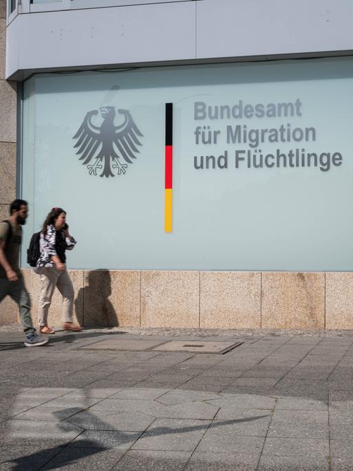 Außenansicht der Berliner Aussenstelle des Bundesamtes für Migration und Flüchtlinge BAMF an der Ecke Bundesallee und Badensche Strasse in Berlin-Wilmersdorf. 