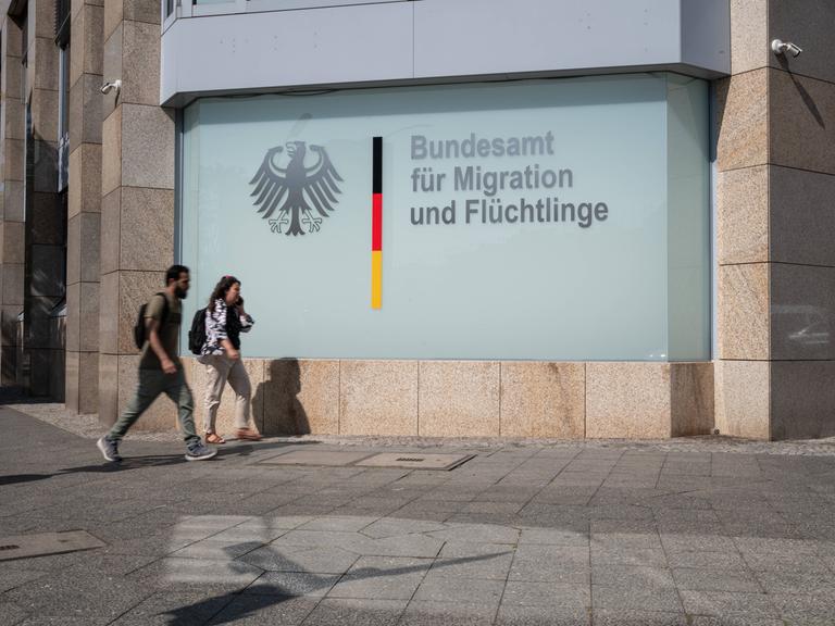 Außenansicht der Berliner Aussenstelle des Bundesamtes für Migration und Flüchtlinge BAMF an der Ecke Bundesallee und Badensche Strasse in Berlin-Wilmersdorf. 