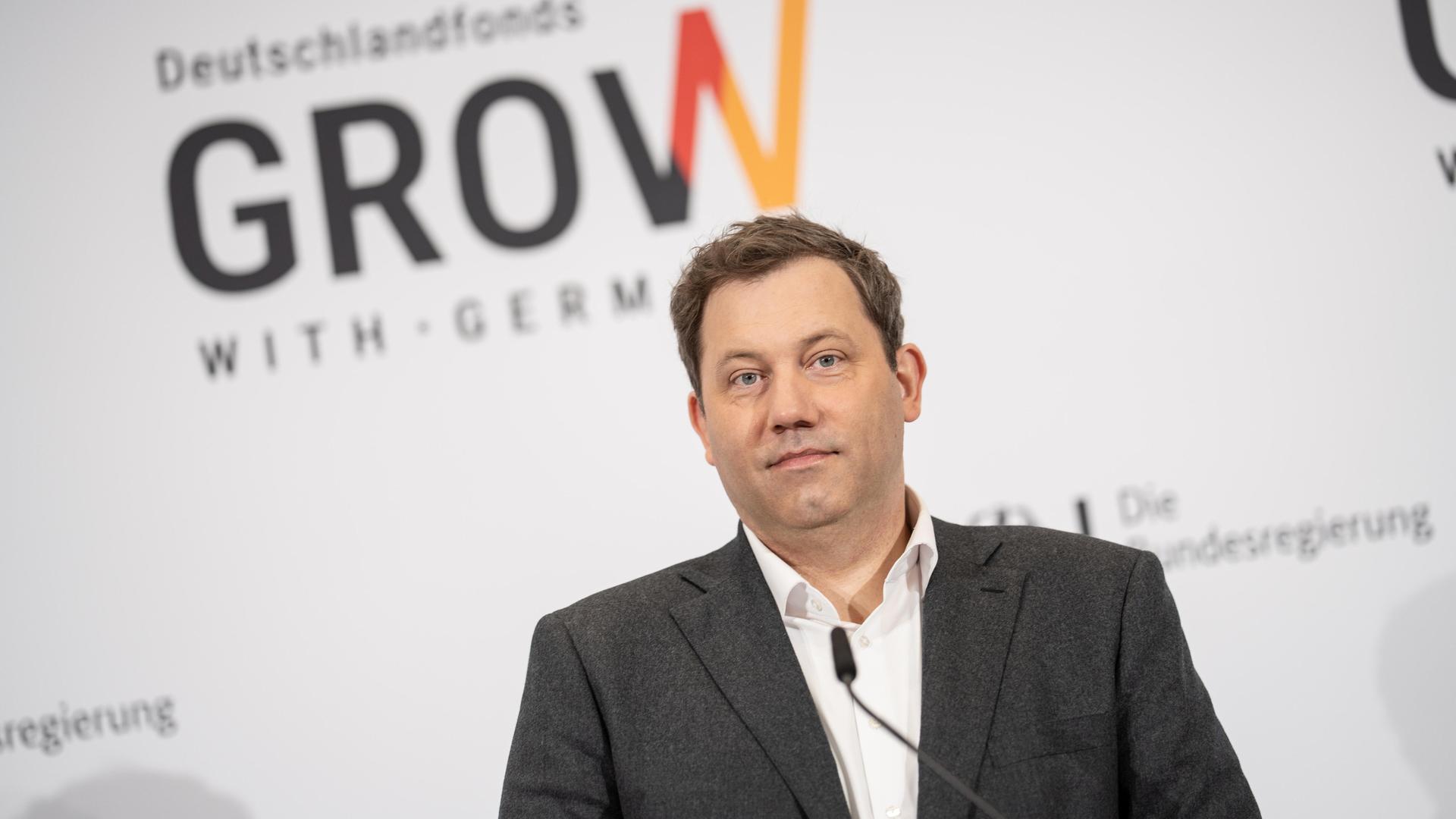 Lars Klingbeil, Bundesfinanzminister, während der Pressekonferenz zur Vorstellung des Deutschlandfonds Lars Klingbeil, Bundesfinanzminister, während der Pressekonferenz zur Vorstellung des Deutschlandfonds