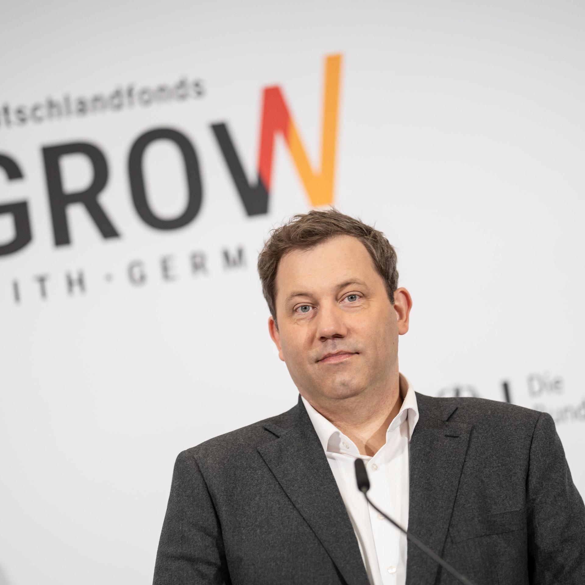 Lars Klingbeil, Bundesfinanzminister, während der Pressekonferenz zur Vorstellung des Deutschlandfonds