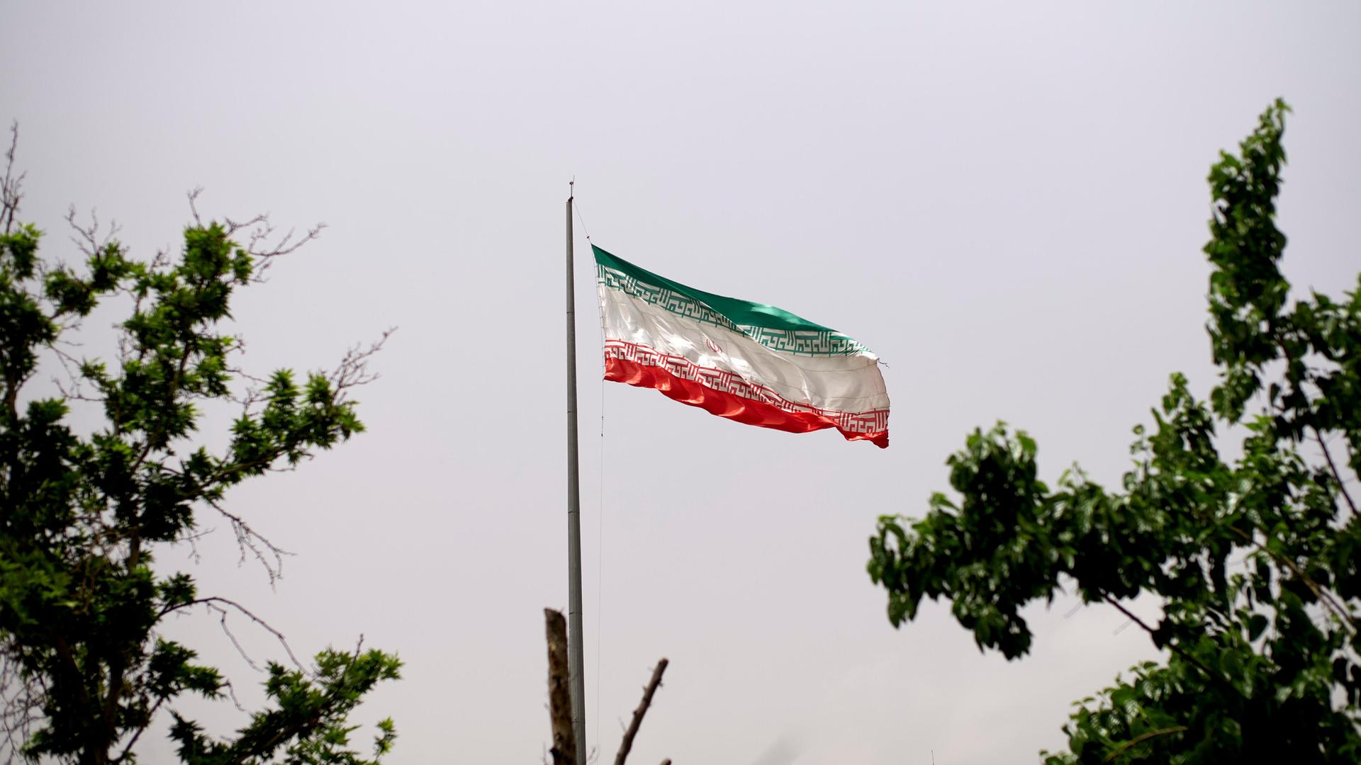 Eine iranische Flagge weht im Wind. 