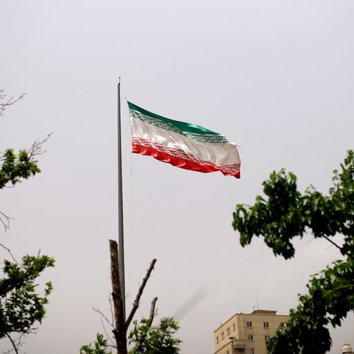 Eine iranische Flagge weht im Wind. 
