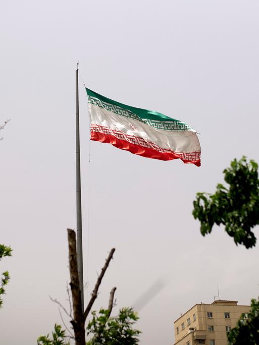 Eine iranische Flagge weht im Wind. Eine iranische Flagge weht im Wind.