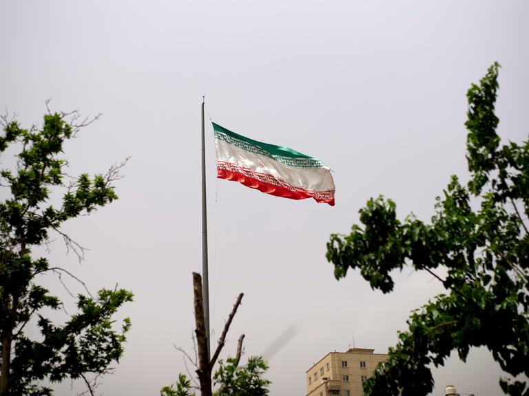 Eine iranische Flagge weht im Wind. Eine iranische Flagge weht im Wind.