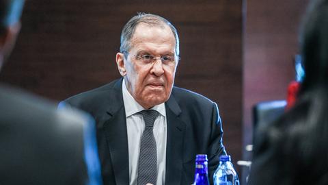 Russlands Außenminister Sergei Lawrow an einem Verhandlungstisch.