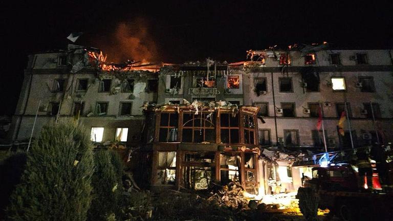 Ein Hotel in Kryvyi Rih in der Ukraine stht in Flammen.