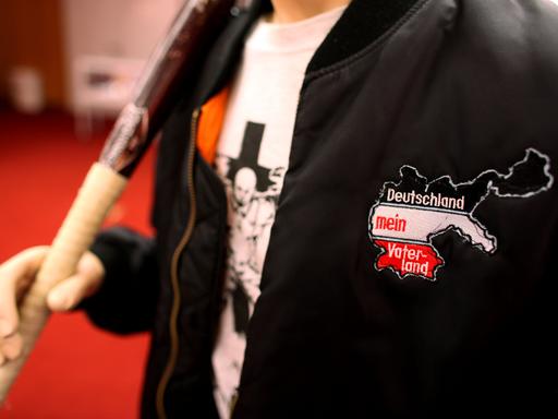 Die Bekleidung eines Rechtsextremen: Bomberjacke und Baseballschläger.
