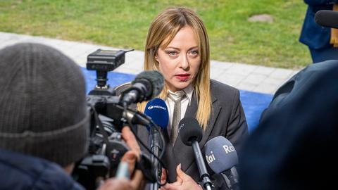 Italiens Ministerpräsident Meloni steht vor Journalisten und gibt ein Statement.