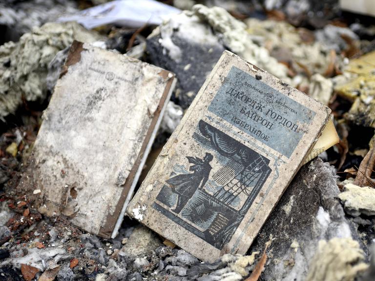 Ein zerschlissenes Buch in einem zertrümmerten Gebäude.