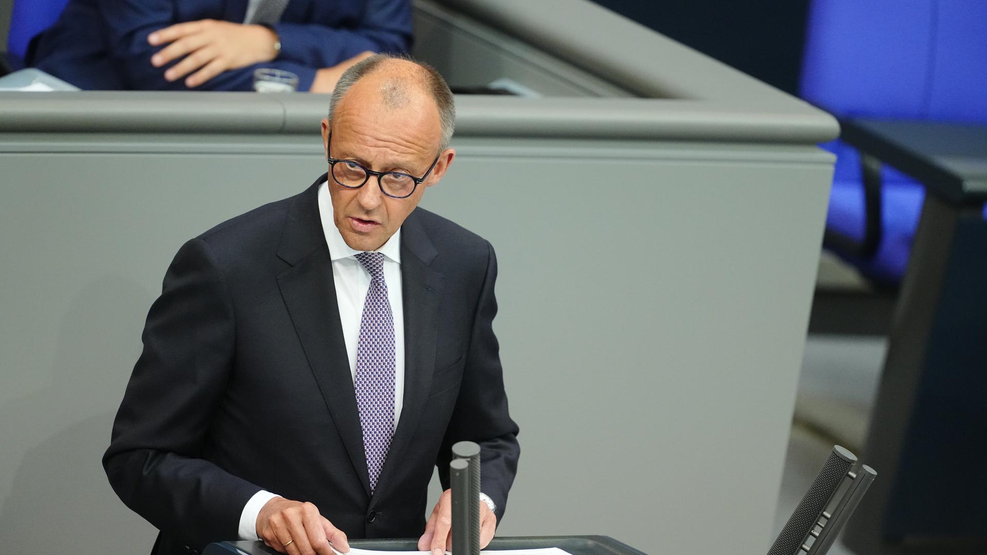 Bundeskanzler Friedrich Merz (CDU) gibt im Bundestag eine Regierungserklärung zu den bevorstehenden Gipfeltreffen der Nato und der EU ab. Bundeskanzler Friedrich Merz (CDU) gibt im Bundestag eine Regierungserklärung zu den bevorstehenden Gipfeltreffen der Nato und der EU ab.