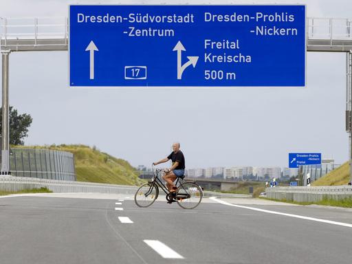 Ein Radfahrer nutzt 2005 die letzten Stunden vor der Freigabe der Autobahn A17 bei Dresden fuer eine Fahrradtour.
