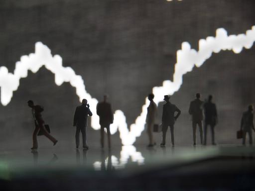 Modellmenschen vor einer Aktienindexkurve