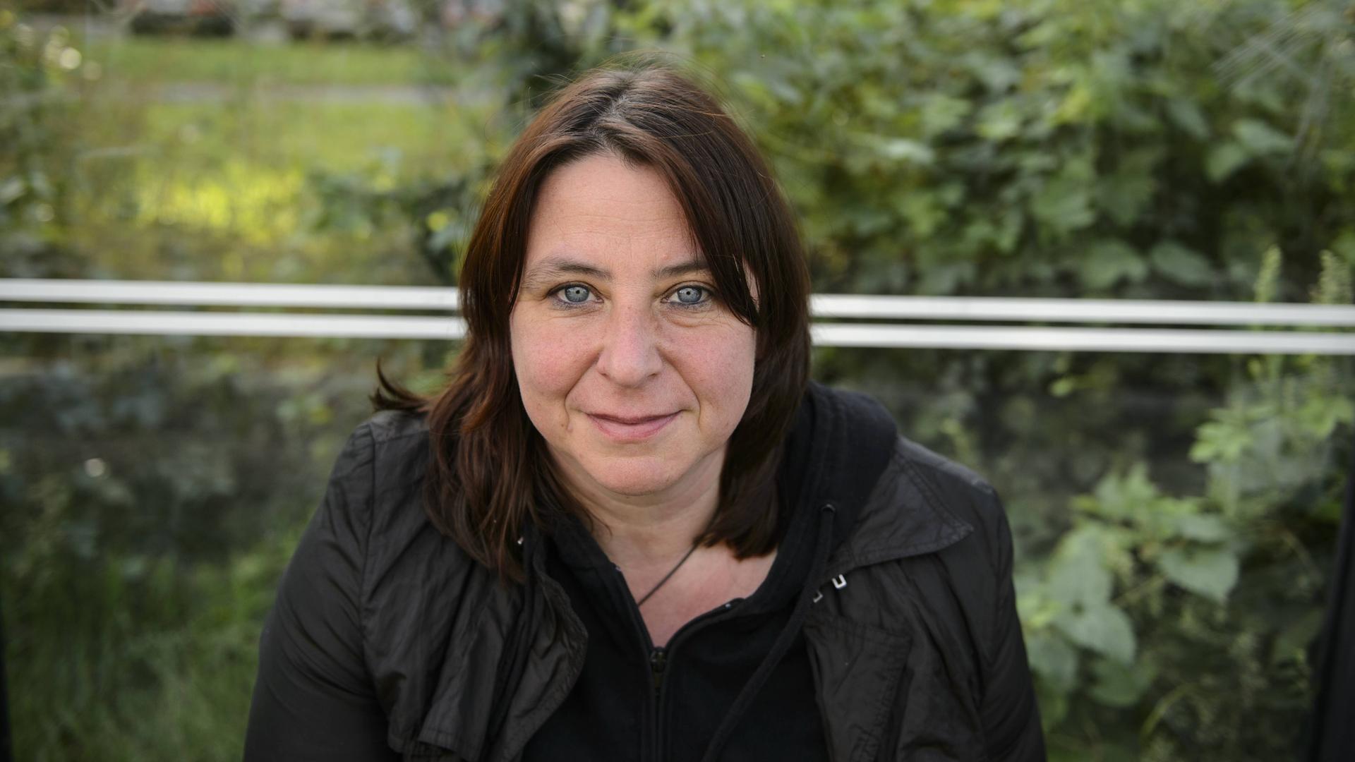 Die Autorin Annette Groeschner in einem Strassenbahn der Linee M4 vom Berliner Verkehrsbetriebe. Die Autorin Annette Groeschner in einem Strassenbahn der Linee M4 vom Berliner Verkehrsbetriebe.
