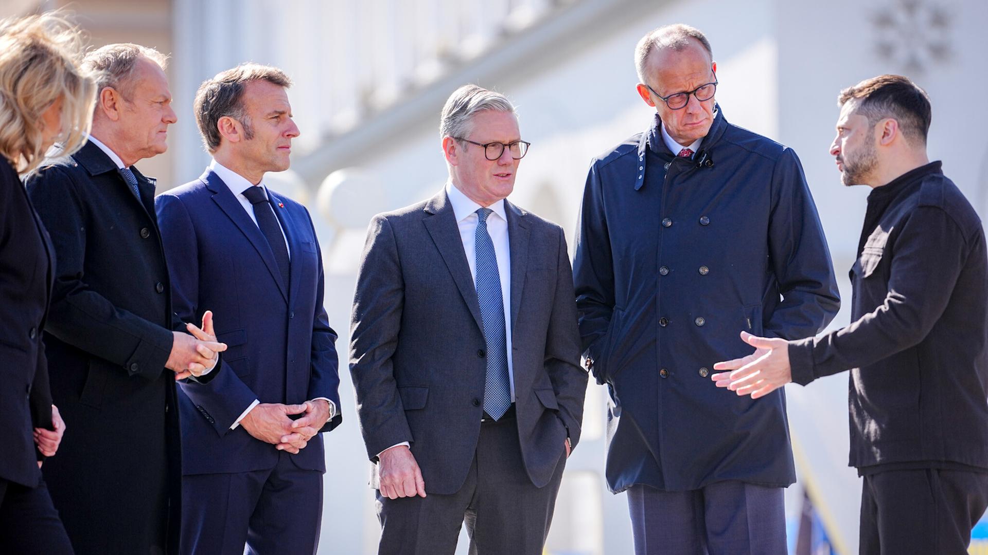 Das Bild zeigt den ukrainischen Präsidenten Selenskyj im Gespräch mit seinen Kollegen Merz, Starmer, Tusk und Macron in Kiew.