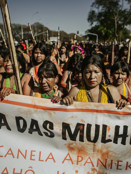 Indigene Frauen nehmen an einem Protest gegen die Umweltpolitik des rechten Präsidenten Bolsonaro und den Verlust ihrer traditionellen Siedlungsgebiete teil.