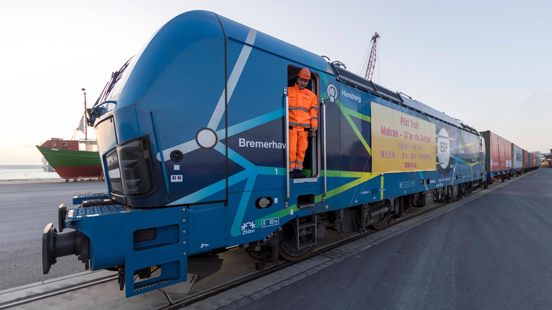 Chinesischer Güterzug im Fährbahnhof Mukran in Deutschland. Teil der Neuen Seidenstraße Chinas.