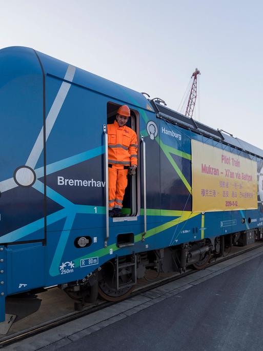 Chinesischer Güterzug im Fährbahnhof Mukran in Deutschland. Teil der Neuen Seidenstraße Chinas.