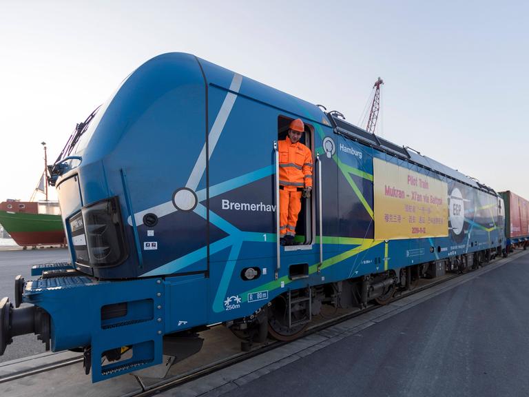 Chinesischer Güterzug im Fährbahnhof Mukran in Deutschland. Teil der Neuen Seidenstraße Chinas.