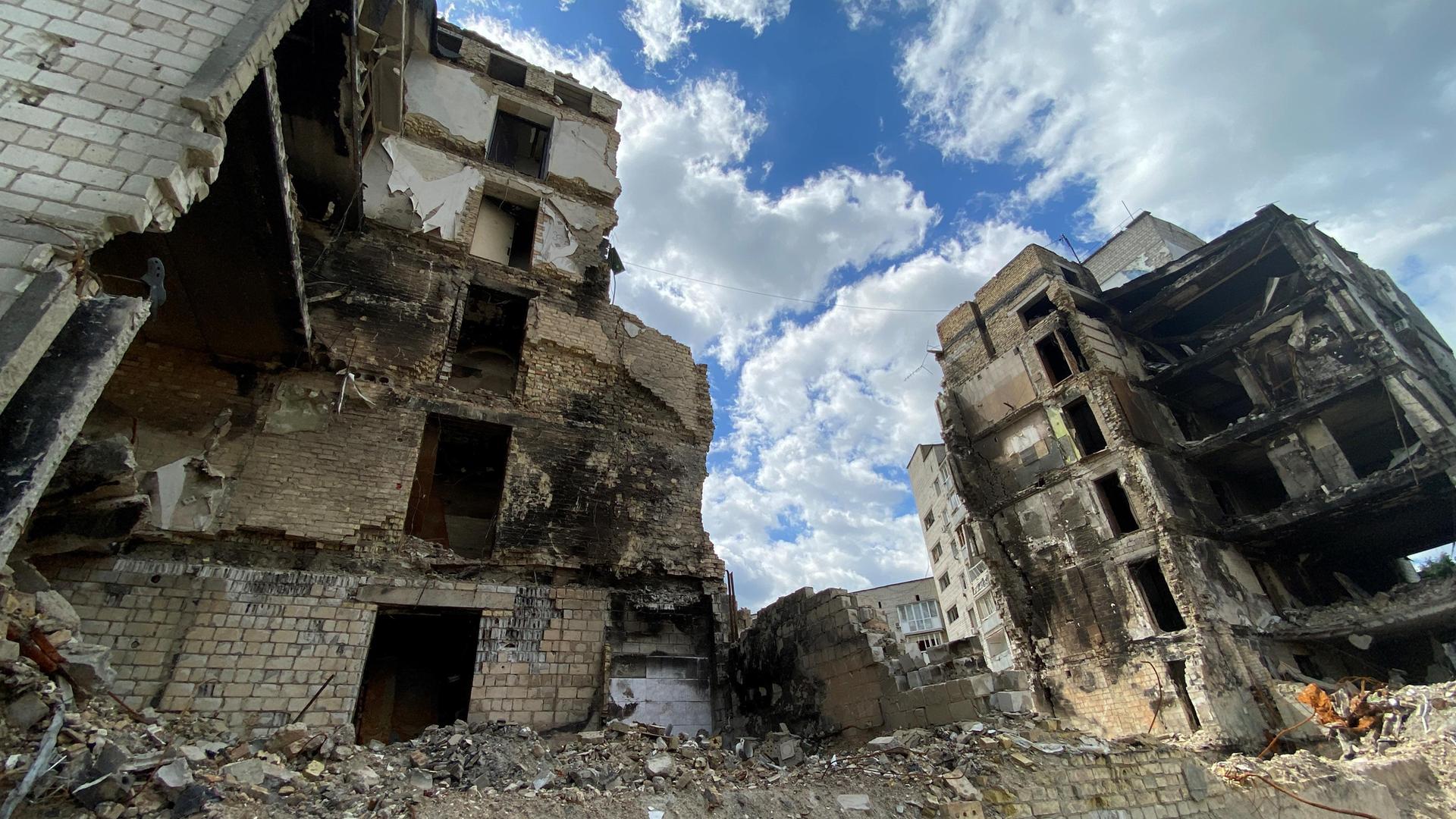 In dem Vorort der Hauptstadt Kiew sind zahlreiche Gebäude zerstört durch die russischen Angriffe.