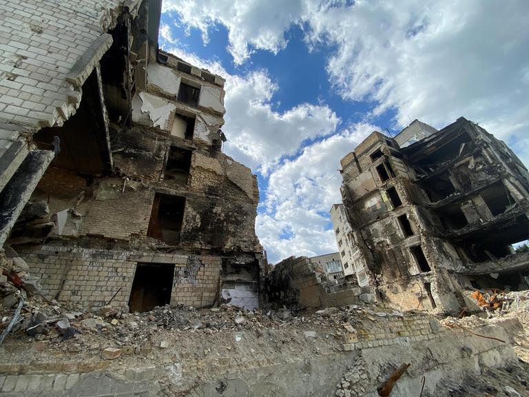 In dem Vorort der Hauptstadt Kiew sind zahlreiche Gebäude zerstört durch die russischen Angriffe. 