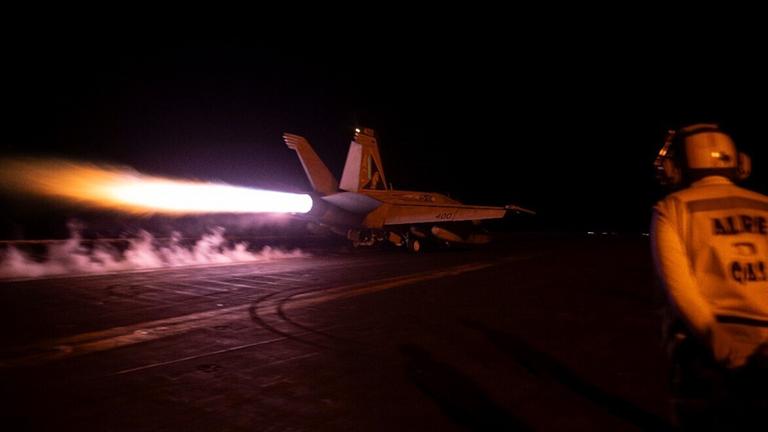 Ein US-Kampjet startet von einem US-Flugzeugträger einen Angriff gegen die Huthi-Milizen