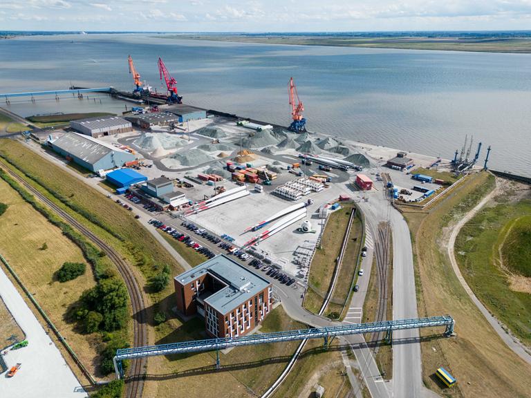 Das Luftbild zeigt das Gelände des Elbehafens in Brunsbüttel